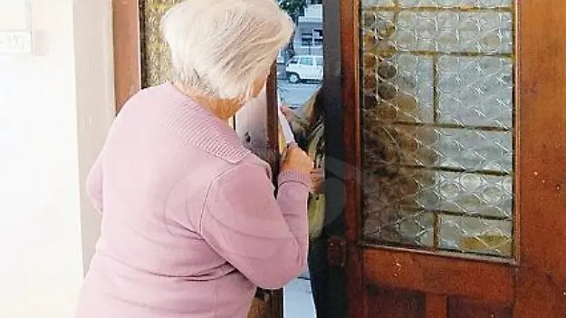 Una donna anziana alla porta - © www.giornaledibrescia.it