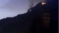 Un alta colonna di fumo e fiamme in più punti nei boschi sopra Vico di Edolo