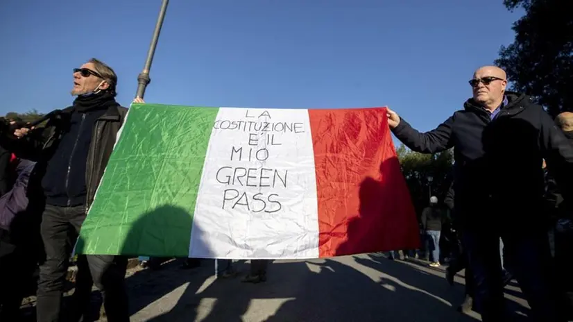 Una manifestazione di No Green Pass a Roma - Foto Ansa/Massimo Percossi © www.giornaledibrescia.it