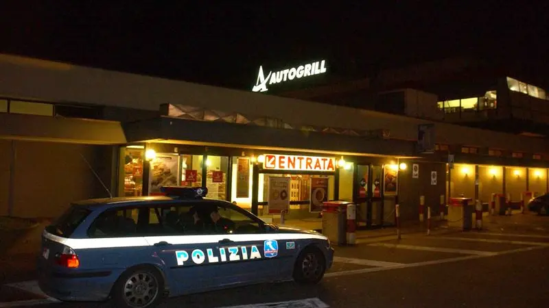 Pattuglia della Polizia Stradale fuori da un autogrill (archivio) - © www.giornaledibrescia.it