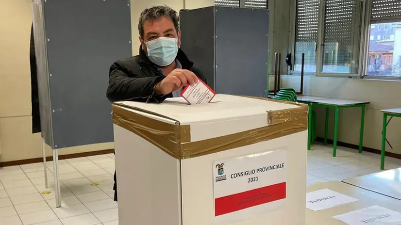 Il presidente della provincia di Brescia Samuele Alghisi ieri al voto - Foto Marco Ortogni/Neg © www.giornaledibrescia.it