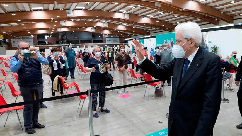 Il Presidente Mattarella in visita all'hub vaccinale Brixia Forum