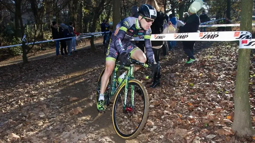 Un atleta impegnato in una gara di ciclocross - © www.giornaledibrescia.it