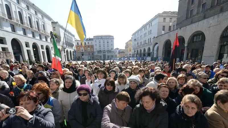 La comunità ucraina in piazza a Brescia nei giorni della crisi del 2014 - © www.giornaledibrescia.it