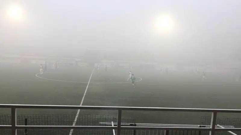 La nebbia ha accompagnato la partita - © www.giornaledibrescia.it