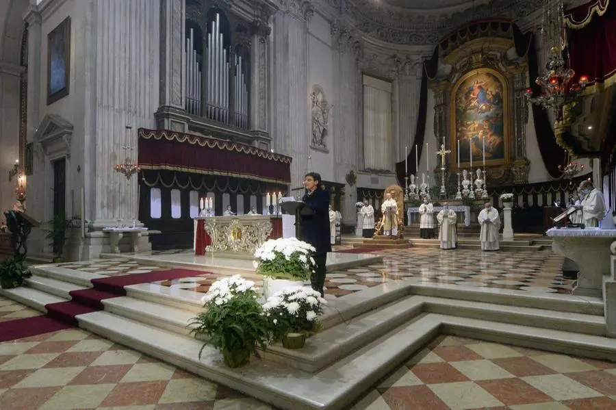 Il vescovo Pierantonio Tremolada durante la celebrazione in Duomo