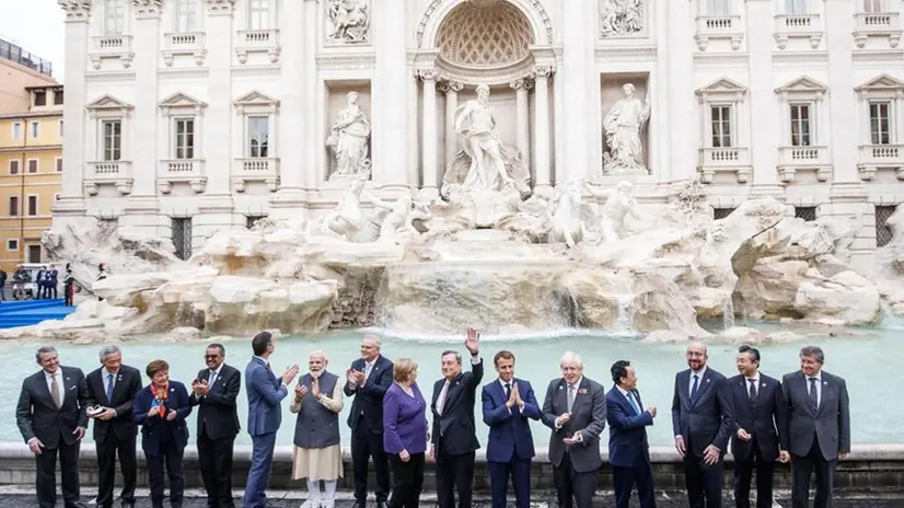 I leader del G20 davanti alla Fontana di Trevi nella giornata di chiusura del summit - Foto Epa © www.giornaledibrescia.it