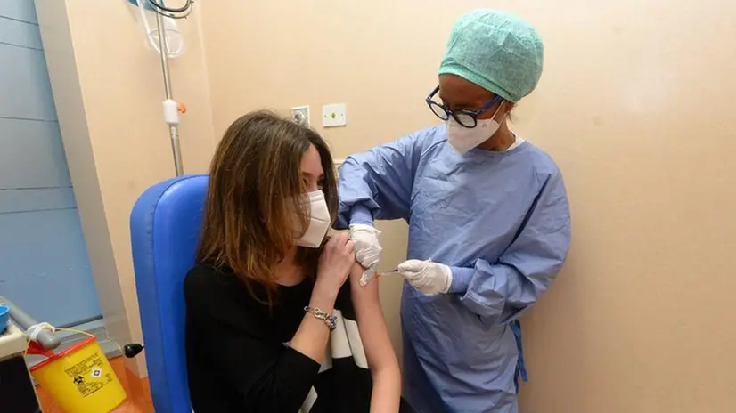 Un'insegnante riceve il vaccino contro il coronavirus - Foto © www.giornaledibrescia.it