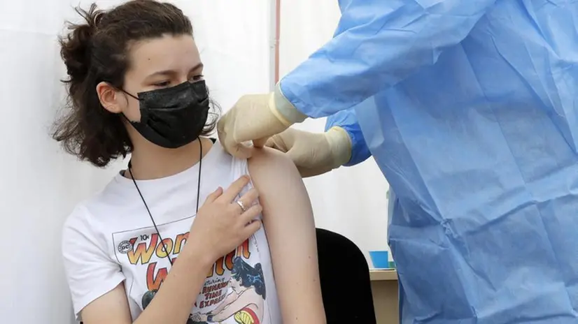 Una ragazza della fascia under 19 riceve il vaccino anti Covid-19