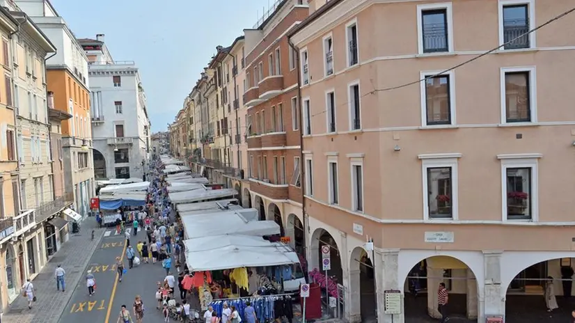 Il mercato Emporium in via X Giornate - Foto © www.giornaledibrescia.it