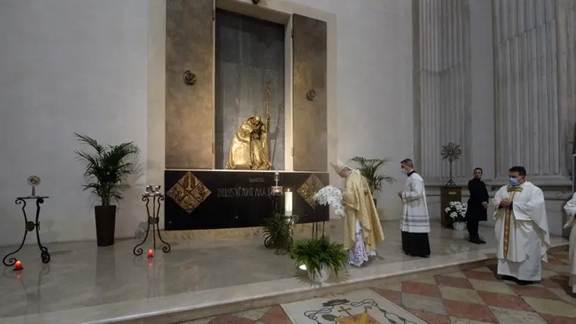 Il vescovo Pierantonio Tremolada durante la celebrazione in Duomo
