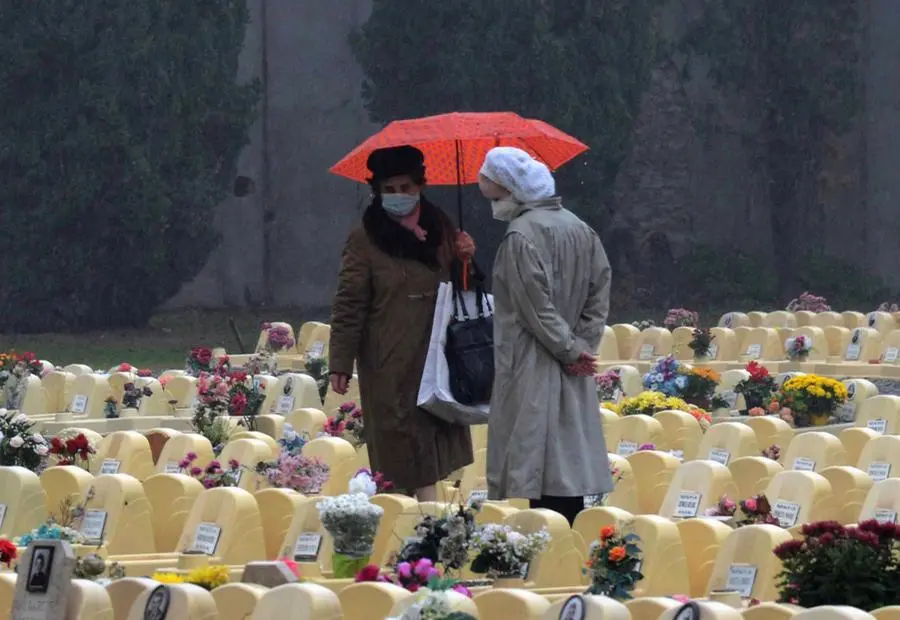 Ognissanti al cimitero: i bresciani al Vantiniano per onorare i defunti