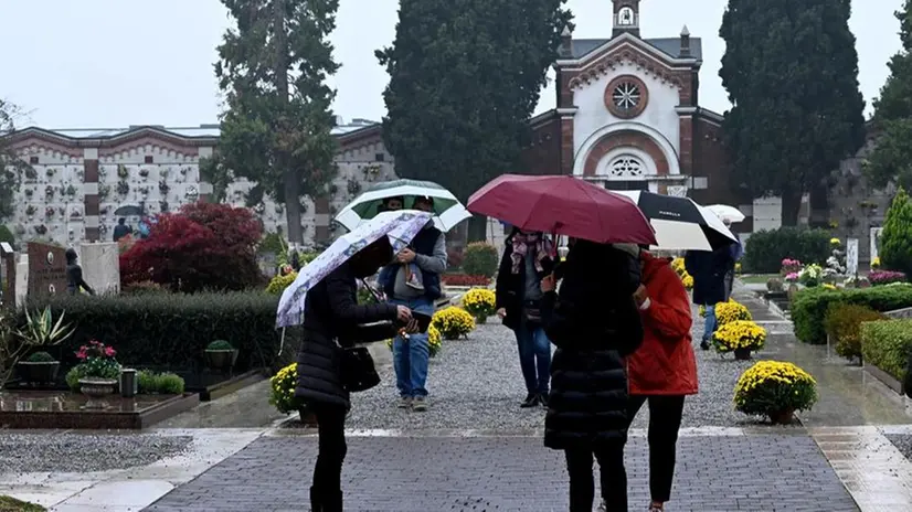 Nei cimiteri bresciani per la giornata di Ognissanti