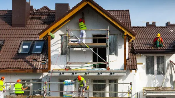 Operai al lavoro sulla facciata di una casa - Foto © www.giornaledibrescia.it