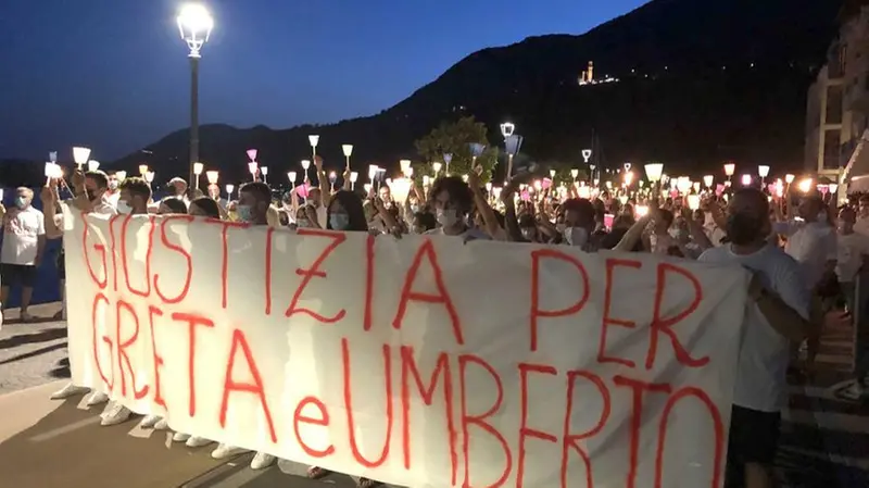 La fiaccolata che si svolse in ricordo dei due ragazzi - Foto © www.giornaledibrescia.it