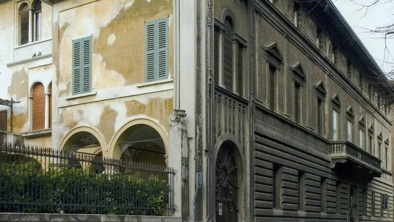 La facciata del palazzo in via Gramsci