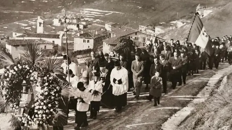 Un corteo funebre di Marmentino, nella frazione di Ville, sul finire degli anni Cinquanta - © www.giornaledibrescia.it