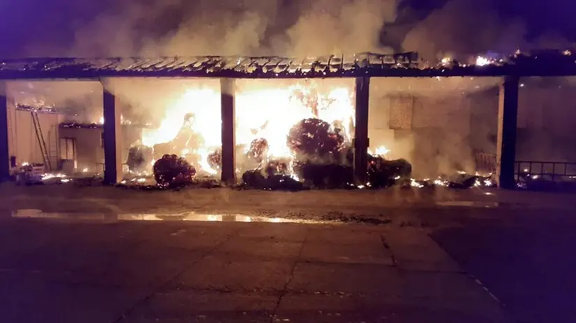 Il fienile in fiamme a Bagnolo Mella
