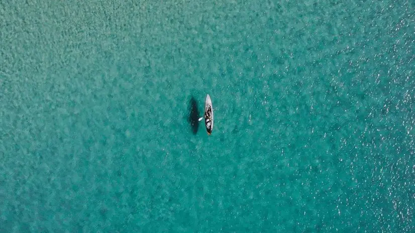 Una canoa nel mare (foto simbolica)