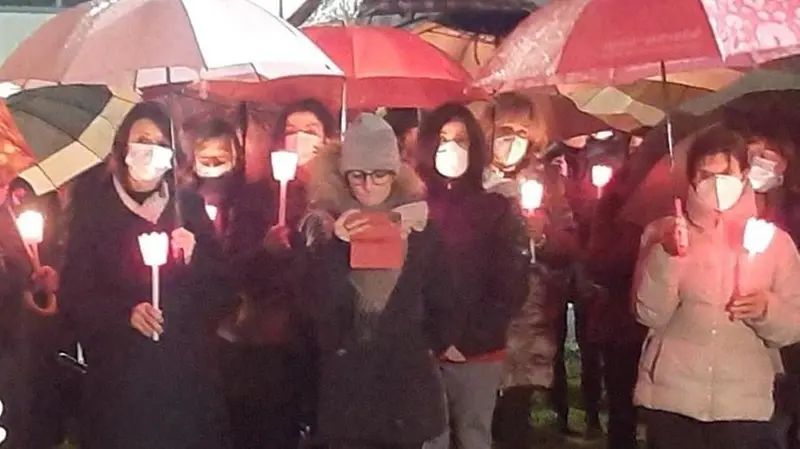 La fiaccolata delle amiche di Giusy de Luca ad Agnosine - © www.giornaledibrescia.it