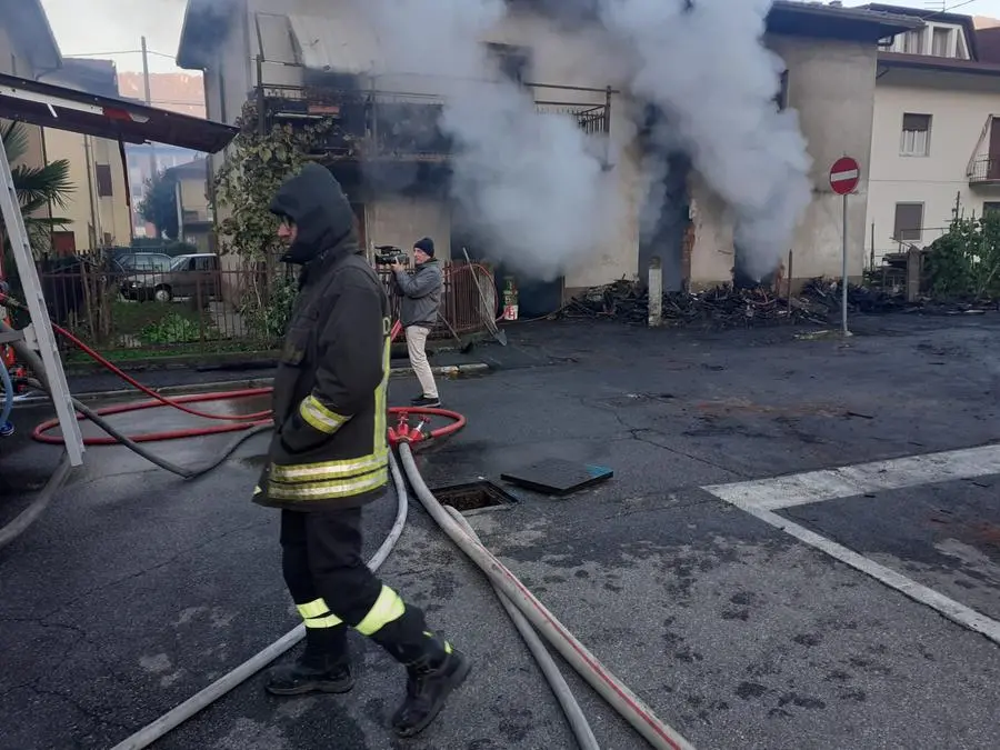 Le operazioni di spegnimento incendio a Pisogne