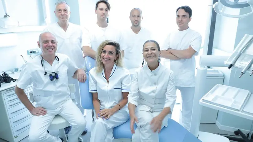 Il Dott. Cavellini, primo a sinistra, con parte della sua equipe (immagine pre Covid)