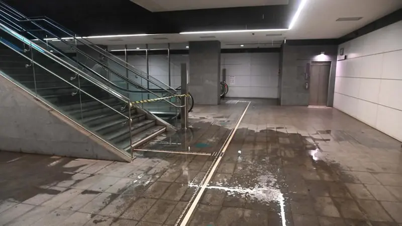 La stazione della metro Lamarmora allagata - Foto Gabriele Strada /Neg © www.giornaledibrescia.it