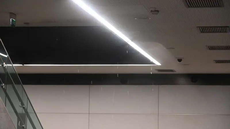 L'acqua scende dal controsoffitto nella metro di Lamarmora - Foto Gabriele Strada /Neg © www.giornaledibrescia.it