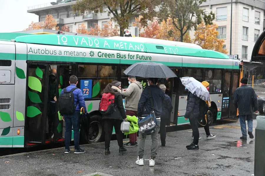 Le persone salgono sui bus sostitutivi della metro - Foto Gabriele Strada /Neg © www.giornaledibrescia.it