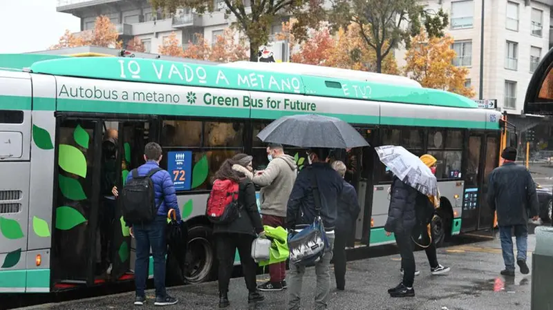 Le persone salgono sui bus sostitutivi della metro - Foto Gabriele Strada /Neg © www.giornaledibrescia.it