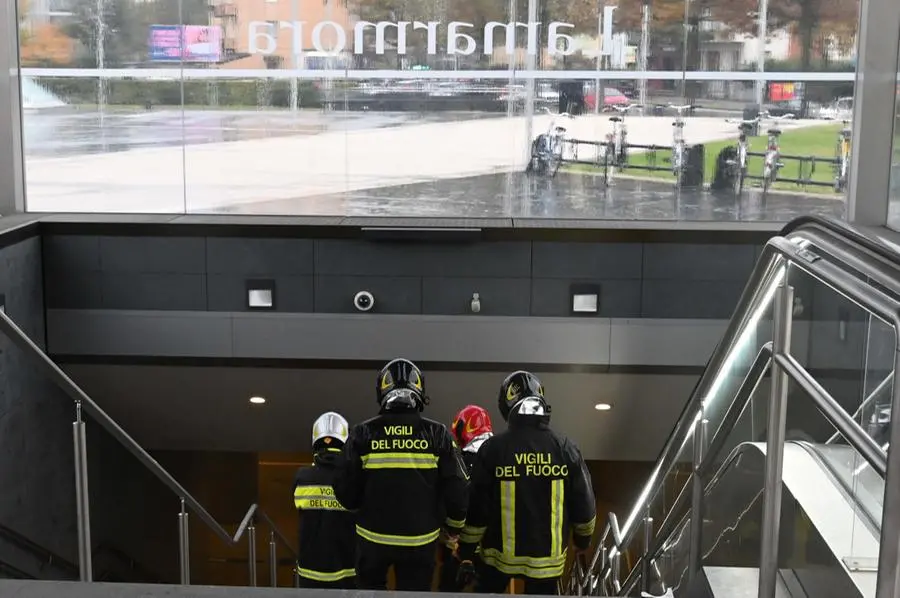 I Vigili del fuoco scendono nella stazione metro di Lamarmora - Foto Gabriele Strada /Neg © www.giornaledibrescia.it