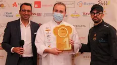 Oscar Pagani con il premio di «Miglior Pandoro artigianale» - Foto tratta dal profilo Facebook «Mastro Panettone »