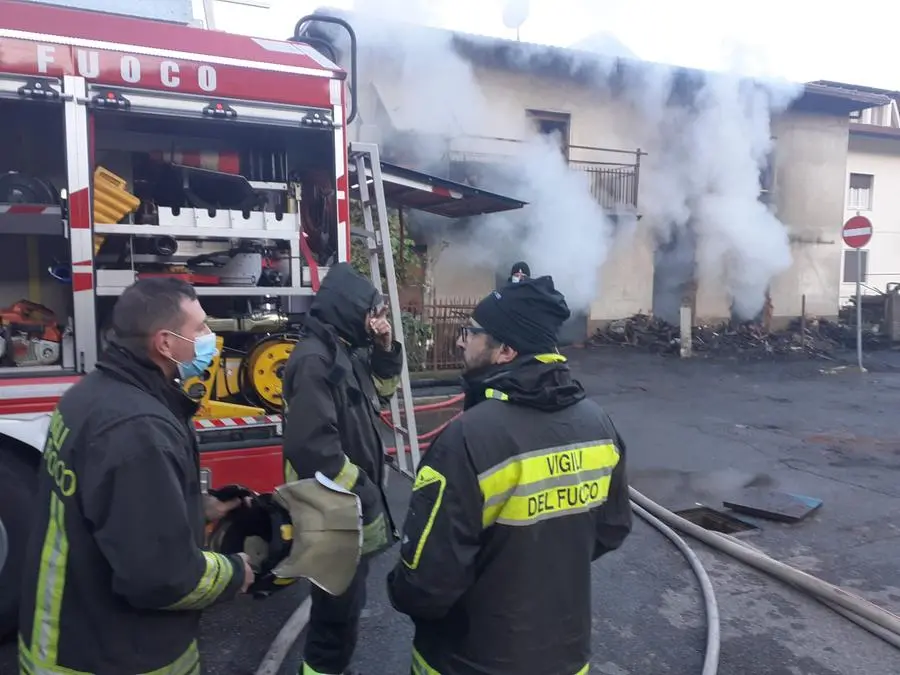 Le operazioni di spegnimento incendio a Pisogne