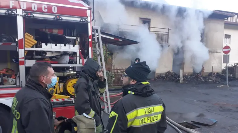 Le operazioni di spegnimento incendio a Pisogne