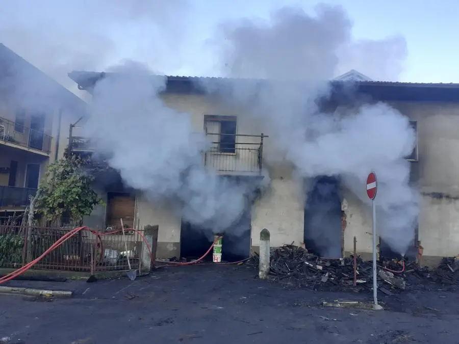 Le operazioni di spegnimento incendio a Pisogne