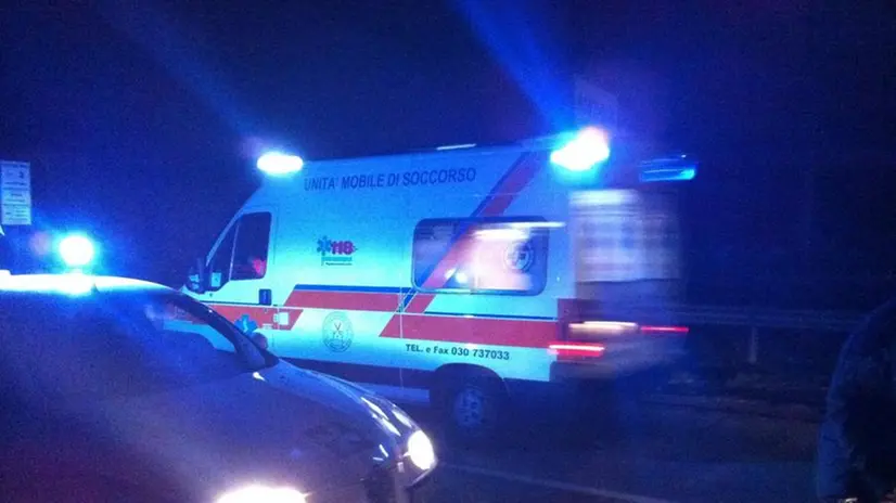 Un'ambulanza durante un intervento in notturna - © www.giornaledibrescia.it