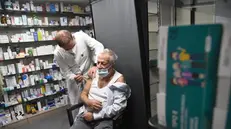 La dose di richiamo del vaccino anti-Covid si può fare anche nelle farmacie autorizzate - Foto Ansa/Paolo Salmoirago © www.giornaledibrescia.it