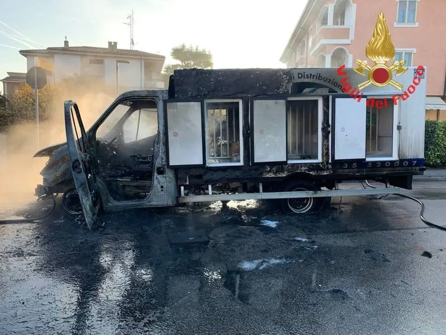 Il camion andato a fuoco