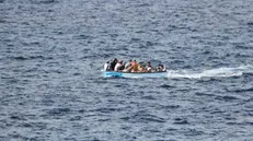 Migranti su una barca in mare (foto d'archivio)