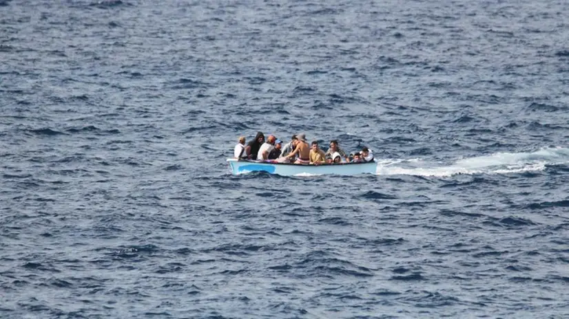 Migranti su una barca in mare (foto d'archivio)