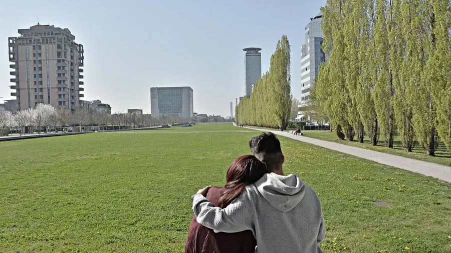 Una coppia di innamorati in un parco cittadino - © www.giornaledibrescia.it