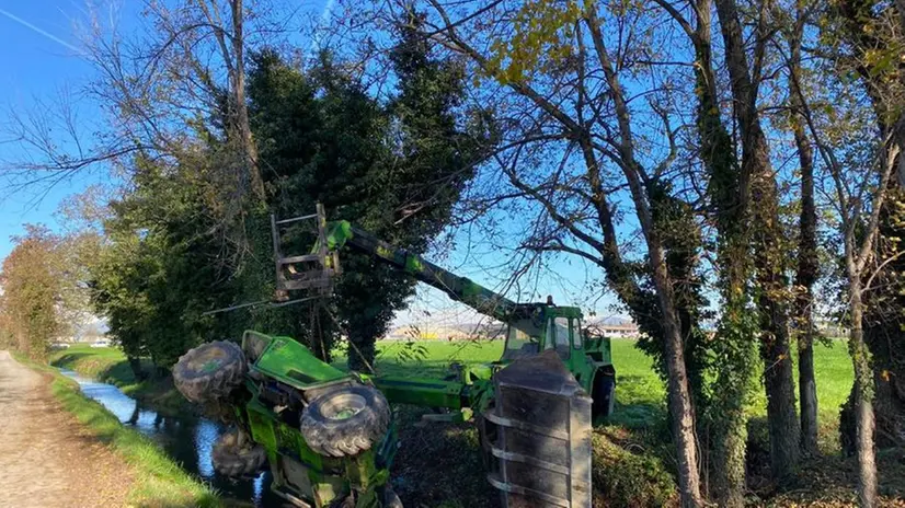 Il trattore ribaltato nel fosso a Calcinato