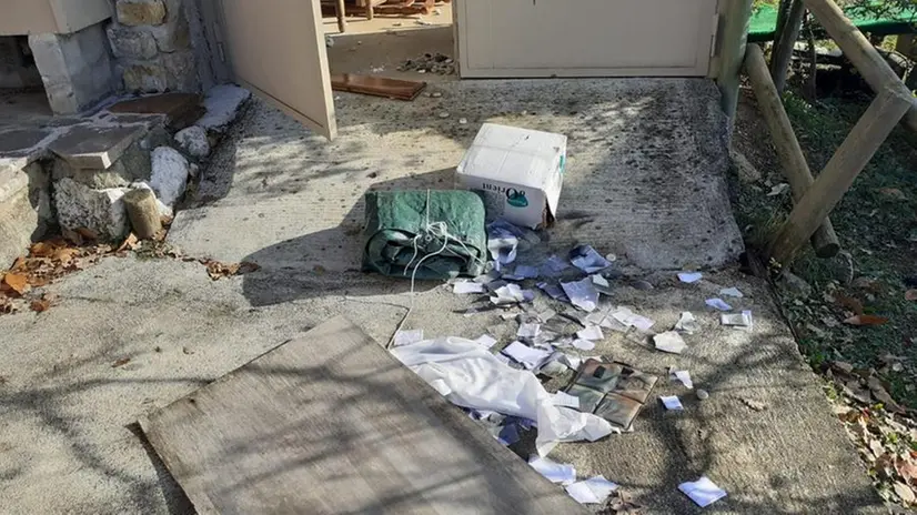 Il capanno devastato a Polaveno