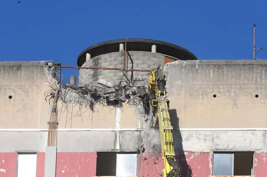 Tintoretto, la demolizione della torre prende il via dal tetto: pinze idrauliche sbriciolano il calcestruzzo - Foto Gabriele Strada /Neg © www.giornaledibrescia.it
