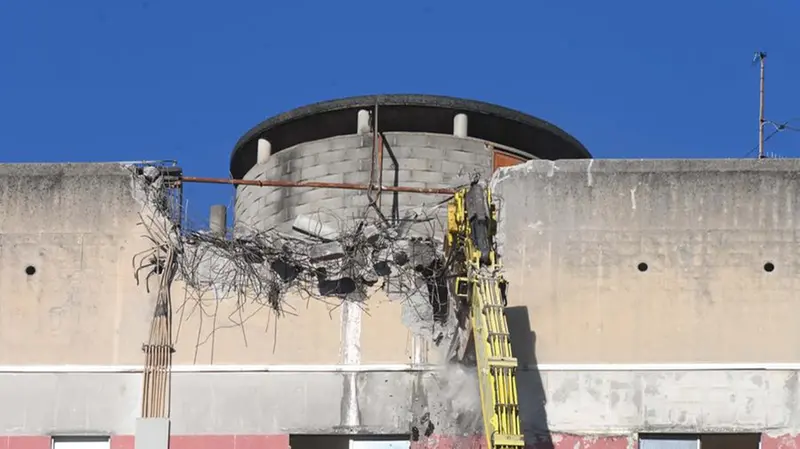 Tintoretto, la demolizione della torre prende il via dal tetto: pinze idrauliche sbriciolano il calcestruzzo - Foto Gabriele Strada /Neg © www.giornaledibrescia.it