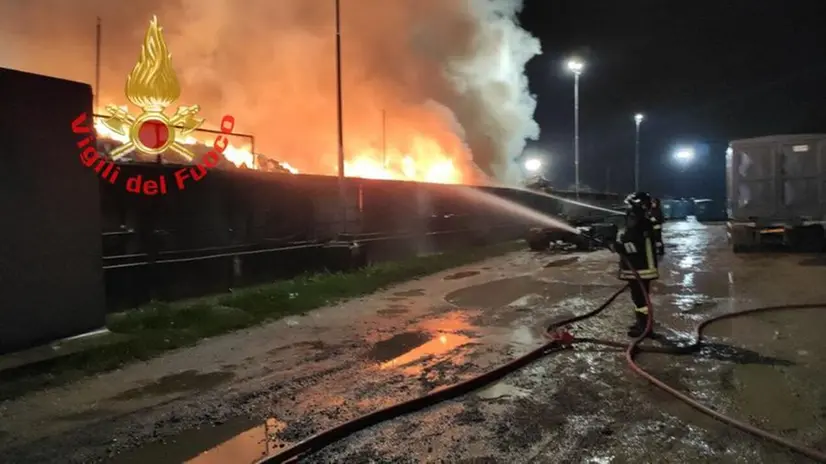 Rifiuti in fiamme in discarica nella notte tra Calcinato e Vighizzolo