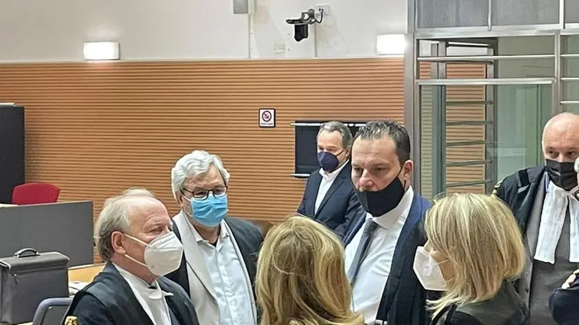 Per la prima udienza del processo è presente un solo imputato, Patrick Kassen
