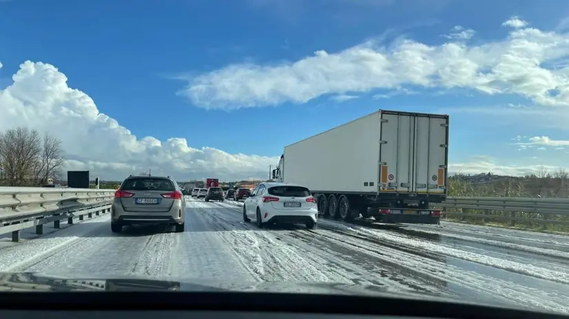 Graupel: città e A4 imbiancate