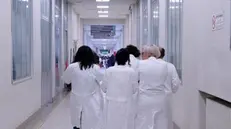 Medici in un corridoio di ospedale  © www.giornaledibrescia.it
