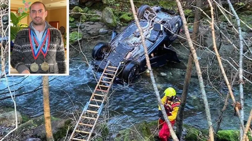 Sergio Cantoni con le medaglie per il campionato di sci al collo e la sua auto ribaltata nel Mella